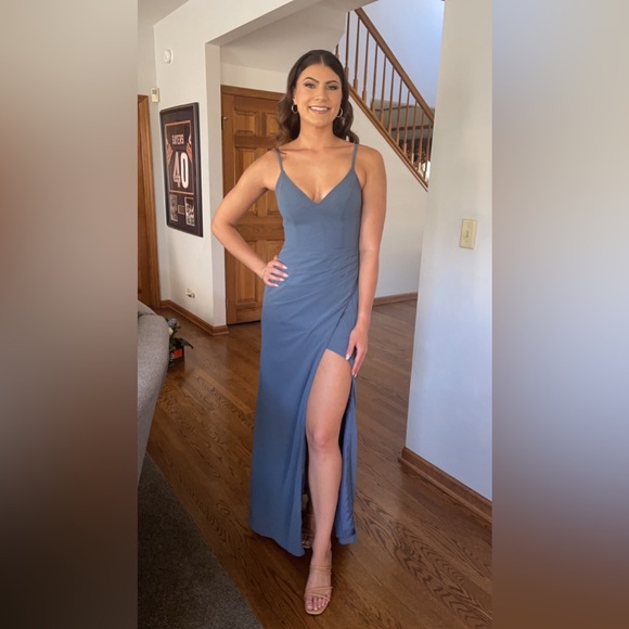 AZAZIE LEO
Twilight Mermaid V-Neck Pleated Chiffon Dress size 6. Worn once - Picture 5 of 6